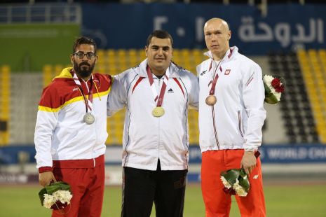 Kim López, en el podio con la medalla de plata en lanzamiento de disco T12 del Mundial de Atletismo Doha 2015.