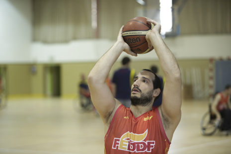 Alejandro Zarzuela, durante una concentración y entrenamiento con la selección española de baloncesto en silla.
