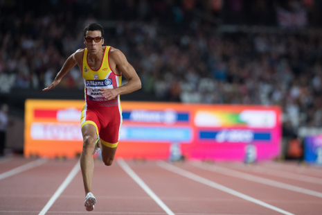 Joan Munar cruza la línea de meta en la prueba de los 100 metros T12 durante el Campeonato del Mundo de Atletismo Paralímpico de Londres.