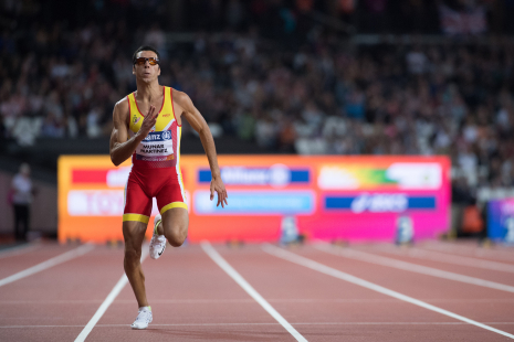 Joan Munar cruza la línea de meta en los 100 metros T12 durante el Campeonato del Mundo de Atletismo Paralímpico de Londres.