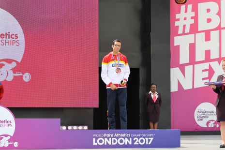 Joan Munar, en el podio recoge la medalla de bronce en los 100 metros T12 durante el Campeonato del Mundo de Atletismo Paralímpico de Londres.