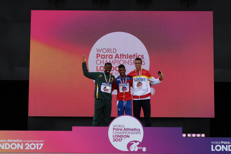 Joan Munar, en el podio con la medalla de bronce en los 100 metros T12 durante el Campeonato del Mundo de Atletismo Paralímpico de Londres.