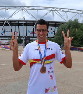 Joan Munar, con la medalla de bronce en los 100 metros T12 durante el Campeonato del Mundo de Atletismo Paralímpico de Londres.