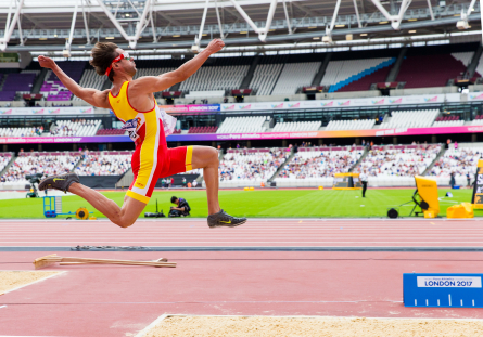 Xavi Porras, en uno de sus intentos de la prueba de salto de longitud en el Campeonato del Mundo de Atletismo Paralímpico de Londres.