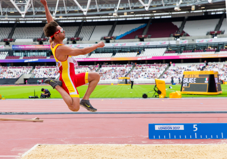 Xavi Porras, en una de sus tentativas en la prueba de salto de longitud en el Campeonato del Mundo de Atletismo Paralímpico de Londres.