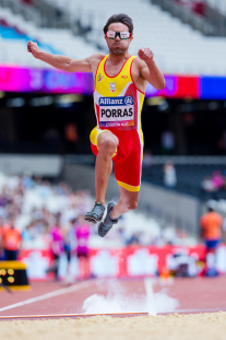 Xavi Porras, en uno de sus intentos en la prueba de salto de longitud en el Campeonato del Mundo de Atletismo Paralímpico de Londres.