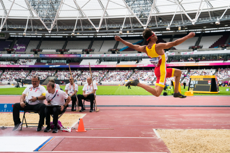 Xavi Porras, participando en salto de longitud en el Campeonato del Mundo de Atletismo Paralímpico de Londres.