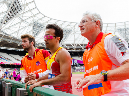 Martín Parejo, con su equipo durante la participación en el salto de longitud del Campeonato del Mundo de Atletismo Paralímpico de Londres.