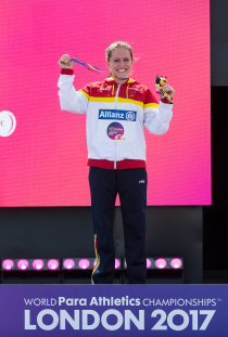 Sara Andrés, con su medalla de bronce en 400 metros T44 durante el Campeonato del Mundo de Atletismo Paralímpico de Londres.