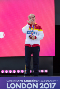 Sara Andrés, en el podio con el bronce de los 400 metros T44 durante el Campeonato del Mundo de Atletismo Paralímpico de Londres.