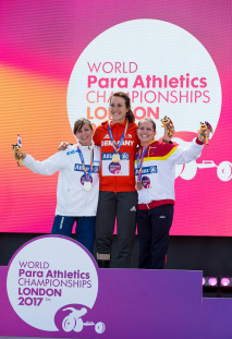 Sara Andrés, en el podio con la medalla de bronce en 400 metros T44 durante el Campeonato del Mundo de Atletismo Paralímpico de Londres.