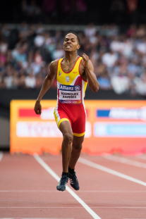 Deliber Rodríguez, llegando a meta en la prueba de los 400 metros T20 durante el Mundial de Atletismo Paralímpico de Londres.