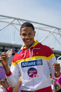 Deliber Rodríguez posa con la medalla de bronce en los 400 metros T20 durante el Mundial de Atletismo Paralímpico de Londres.