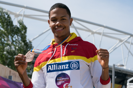 Deliber Rodríguez posa con su medalla de bronce en los 400 metros T20 durante el Mundial de Atletismo Paralímpico de Londres.