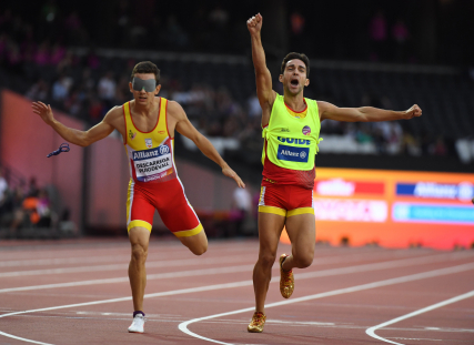 Gerard Descarrega y Marcos Blanquiño entran en meta como ganadores de la medalla de oro en 400 metros T11 durante el Campeonato del Mundo de Atletismo Paralímpico de Londres.