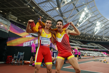 Gerard Descarrega y Marcos Blanquiño ganan la medalla de oro en 400 metros T11 durante el Campeonato del Mundo de Atletismo Paralímpico de Londres.