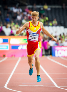 José Luis Fernández Taular, llegando a la meta en la final de los 400 metros T12 en el Mundial de Atletismo Paralímpico de Londres.