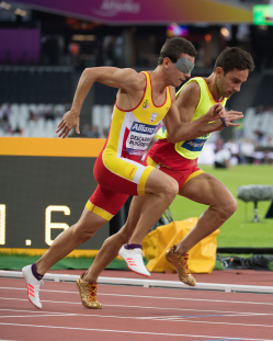 Gerard Descarrega y Marcos Blanquiño, en la prueba de 400 metros T11 durante el Campeonato del Mundo de Atletismo de Londres.