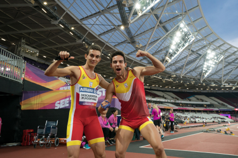 Gerard Descarrega y Marcos Blanquiño, celebran su victoria en la prueba de 400 metros T11 durante el Campeonato del Mundo de Atletismo de Londres.