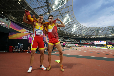 Gerard Descarrega y Marcos Blanquiño celebran su victoria en la final de 400 metros T11 durante el Campeonato del Mundo de Atletismo de Londres.