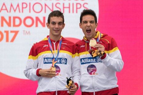 Gerard Descarrega y Marcos Blanquiño, en el podio con la medalla de oro de los 400 metros T11 durante el Campeonato del Mundo de Atletismo de Londres.