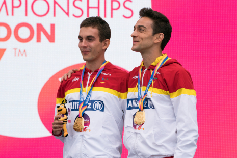 Gerard Descarrega y Marcos Blanquiño, en el podio con el oro de los 400 metros T11 durante el Campeonato del Mundo de Atletismo de Londres.