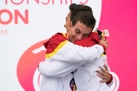 Gerard Descarrega y Marcos Blanquiño celebran el oro en los 400 metros T11 durante el Campeonato del Mundo de Atletismo de Londres.