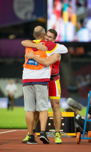 Héctor Cabrera celebra con su entrenador la medalla de bronce en lanzamiento de jabalina F13 durante el Campeonato del Mundo de Atletismo Paralímpico de Londres.