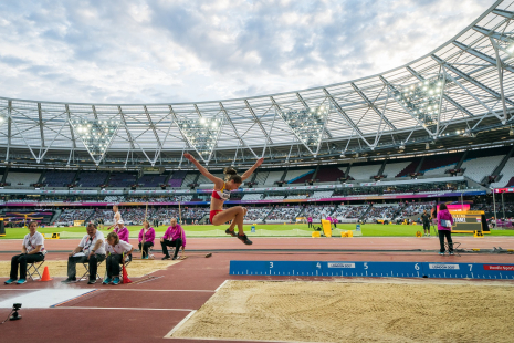Sara Martínez, en el salto que le valió la medalla de plata en salto de longitud T12 en el Campeonato del Mundo de Atletismo Paralímpico Londres 2017.