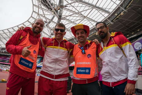 Kim López y Héctor Cabrera, tras participar en lanzamiento de peso F12 en el Mundial de Atletismo Paralímpico Londres 2017.