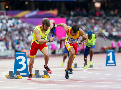 Martín Parejo y su guía, en la prueba del Relevo 4x100 T11-T13 Campeonato del Mundo de Atletismo Paralímpico Londres 2017.