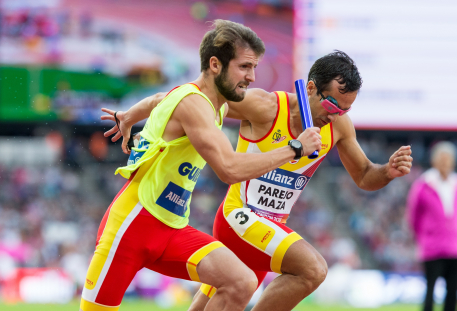 Martín Parejo y su guía, durante la prueba de Relevo 4x100 T11-T13 Campeonato del Mundo de Atletismo Paralímpico Londres 2017.