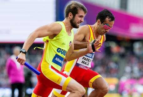 Martín Parejo y su guía, durante la prueba de Relevo 4x100 T11-T13 Campeonato del Mundo de Atletismo Paralímpico Londres 2017.