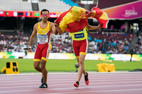 Martín Parejo y su guía, tras la prueba del Relevo 4x100 T11-T13 Campeonato del Mundo de Atletismo Paralímpico Londres 2017.