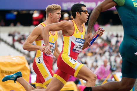 Joan Munar y José Luis Fernández Taular, en la prueba del Relevo 4x100 T11-T13 Campeonato del Mundo de Atletismo Paralímpico Londres 2017.