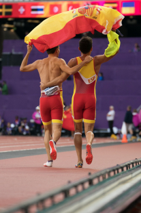 Gerard Descarrega y su guía, tras proclamarse campeones en el Mundial de Atletismo Paralímpico Londres 2017.