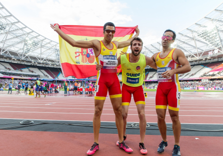 Martín Parejo y Joan Munar, tras la prueba del Relevo 4x100 T11-T13 Campeonato del Mundo de Atletismo Paralímpico Londres 2017.