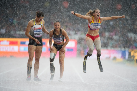 Sara Andrés celebra la medalla de bronce conseguido en los 200 metros T44 en el Campeonato del Mundo de Atletismo Paralímpico Londres 2017.
