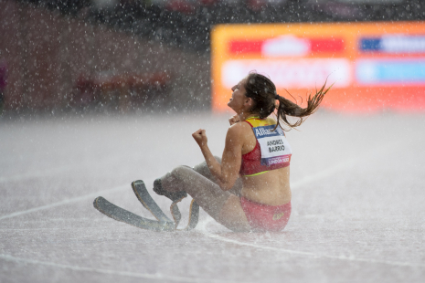 Sara Andrés celebra bajo la lluvia la medalla de bronce conquistada en el Mundial de Londres 2017.