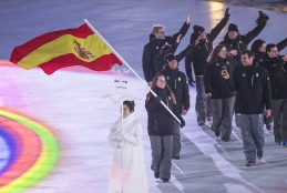 El Equipo Paralímpico Español Pyeongchang 2018 con Astrid Fina como abanderada