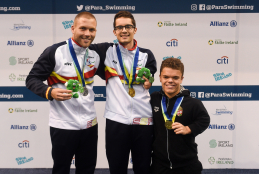 David Sánchez (oro) y Alejandro Rojas (plata), en el podio de los 50 mariposa S6