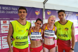 Melany Berges y Alba García, junto a sus guías, tras la prueba de los 100 metros T12