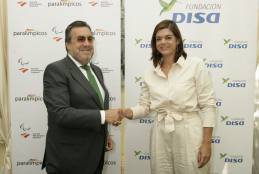 Miguel Carballeda y Sara Mateos, durante la firma del convenio entre ambas entidades