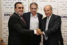 Miguel Carballeda, Mariano Soriano y Juan Manuel González Serna, en el acto de firma