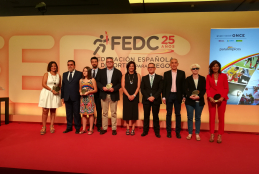 Foto de autoridades y premiados en la Gala 25 aniversario de la FEDC