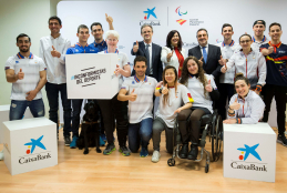 Foto de familia del acuerdo CaixaBank-Comité Paralímpico Español