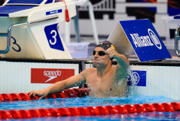 Jacobo Garrido celebra sobre la piscina su triunfo