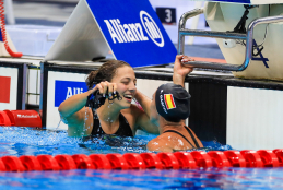 Nuria y Sarai se abrazan tras acabar la prueba de los 200 Estilos como medalla de oro y plata