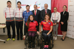 Foto de familia entre Iberia, CPE y deportistas