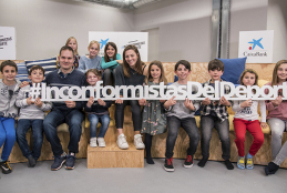 Jordi Morales y Nuria Marqués, junto a niños durante uno de los retos